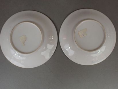 Paire de tasses et sous-tasses en porcelaine...