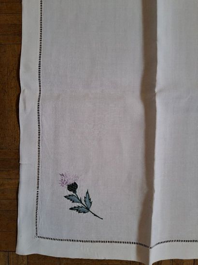 Nappe et 12 serviettes en coton blanc à décor...