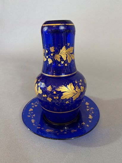 Service de nuit en verre bleu cobalt, comprenant...