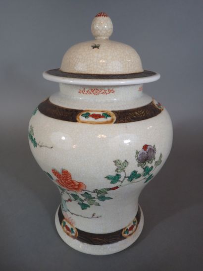 Chine, Nankin, Potiche en porcelaine craquelée...