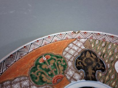 JAPON, Plat en porcelaine émaillée à décor...