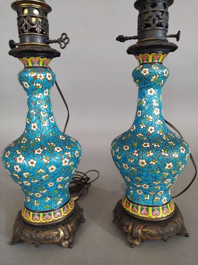 Paire de lampes en régule et gourde en faïence...
