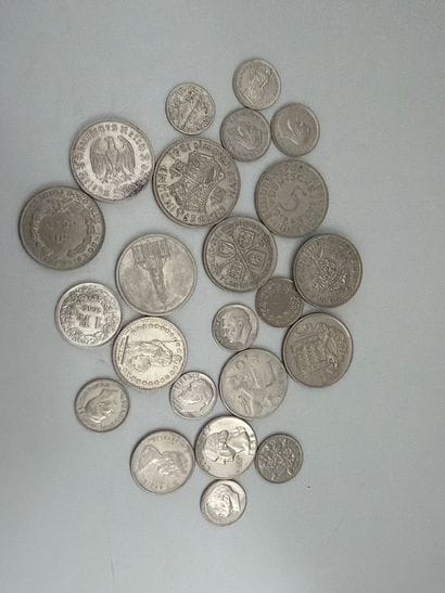 Ensemble de monnaies du monde en argent comprenant...