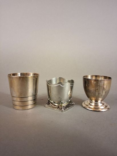 Lot de 4 coquetiers et gobelet en métal argenté...