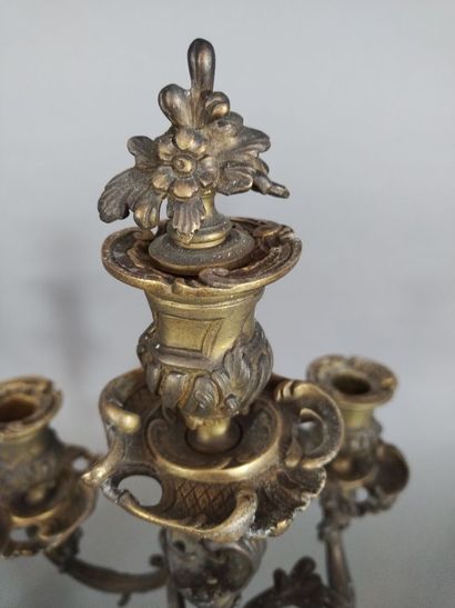 Paire de candélabres en bronze de style Rocaille,...