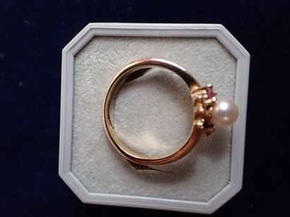 Bague en métal doré centrée d'une perle de...