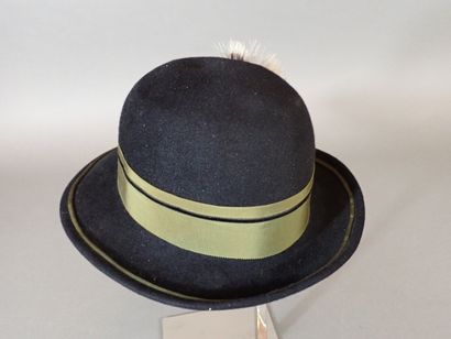 Chapeau de femme en feutre bleu-marine, galon/...