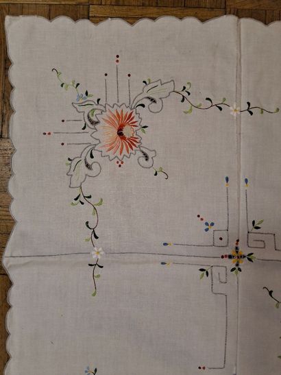 Paire de nappes et 23 serviettes en coton...