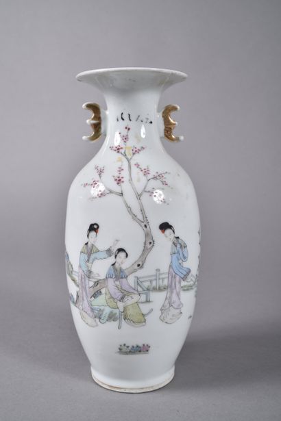 CHINE, début du XXe siècle
Vase en porcelaine,...
