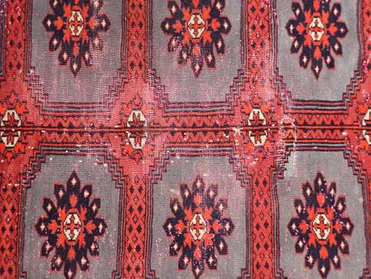 Tapis d'Orient en laine à décor stylisé dans...