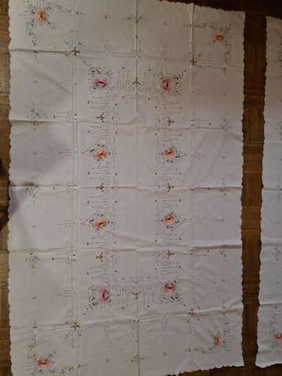 Paire de nappes et 23 serviettes en coton...