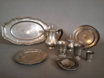 Lot en étain comprenant : un plat à filets...