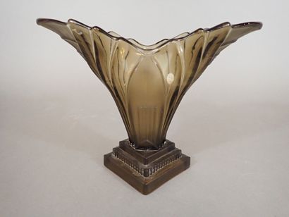 Vase en verre marron-vert en partie opacifié...