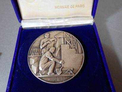 ***Ensemble comprenant : Médaille Française...