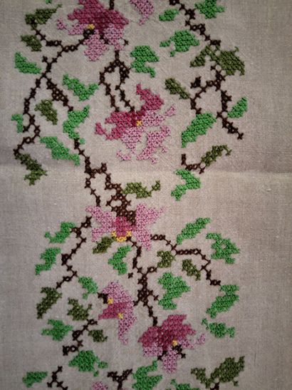 Nappe et 12 serviettes en lin à décor brodé...