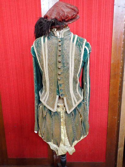 Costume de théâtre en velours de coton vert...