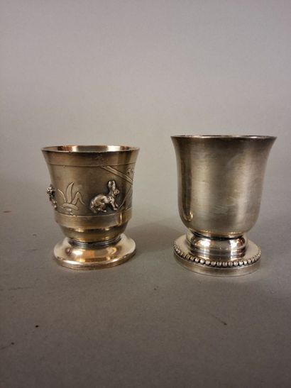 Lot de 4 coquetiers et gobelet en métal argenté...
