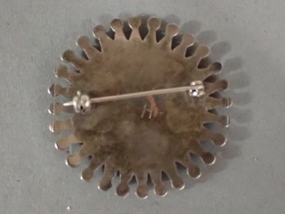 Broche turquoise et argent (diam. 4 cm)....