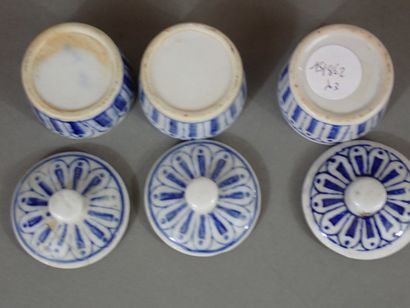 Trois petits pots couverts en porcelaine...
