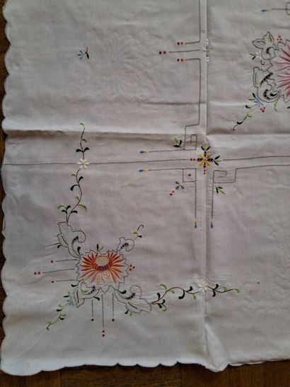 Nappe et 12 serviettes en coton blanc à décor...