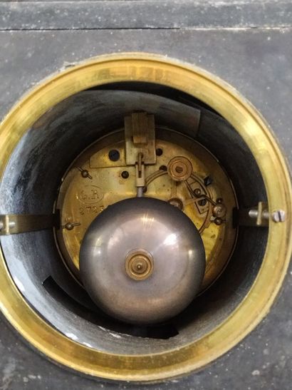 Pendule de cheminée à sujet en régule figurant...