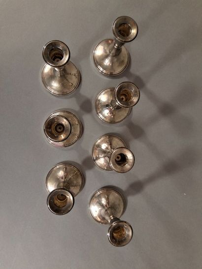 Lot de 7 bougeoirs en métal argenté, la base...