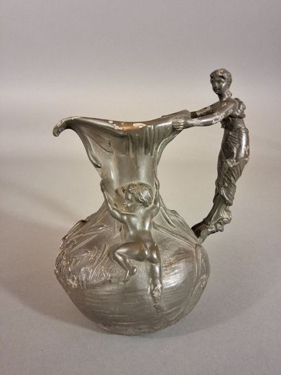 H. HUPPE - Pichet/vase en étain, anse à décor...