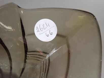 Vase en verre marron-vert en partie opacifié...
