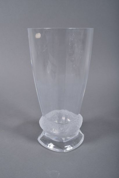 J.G. DURAND - France. Grand vase en cristal...