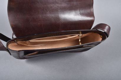 AUBERCY. Sac besace en cuir marron, anse...