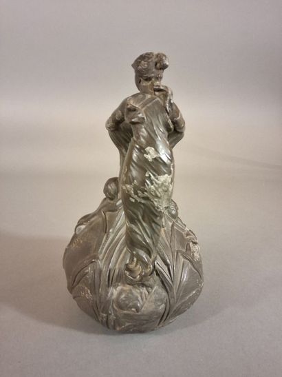 H. HUPPE - Pichet/vase en étain, anse à décor...