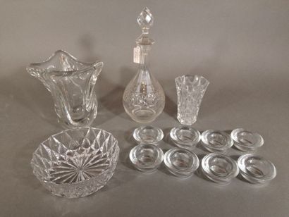 Lot de verrerie comprenant un vase dans le...
