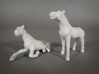 Paire de chevaux en porcelaine blanche, l'un...
