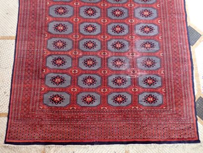 Tapis d'Orient en laine à décor stylisé dans...