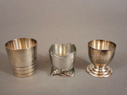 Lot de 4 coquetiers et gobelet en métal argenté...