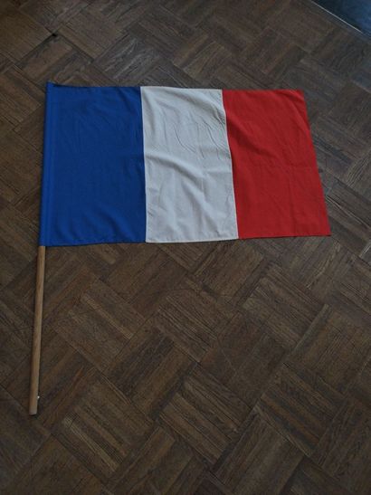 ***Drapeau français en tissu, manche en bois...