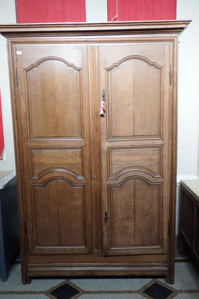 Armoire en chêne mouluré ouvrant à deux vantaux...