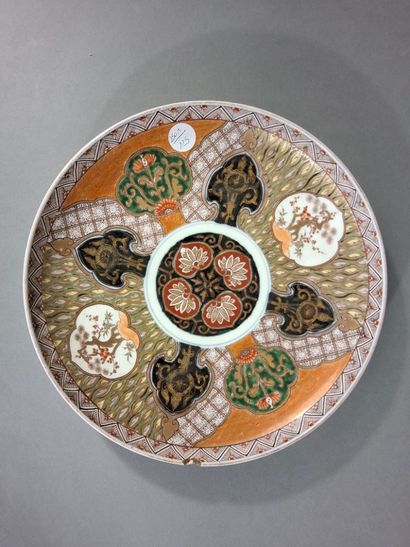 JAPON, Plat en porcelaine émaillée à décor...