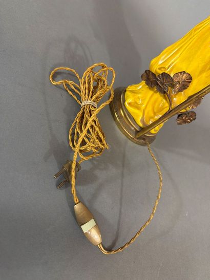 Pied de lampe à décor asiatique (figure de...