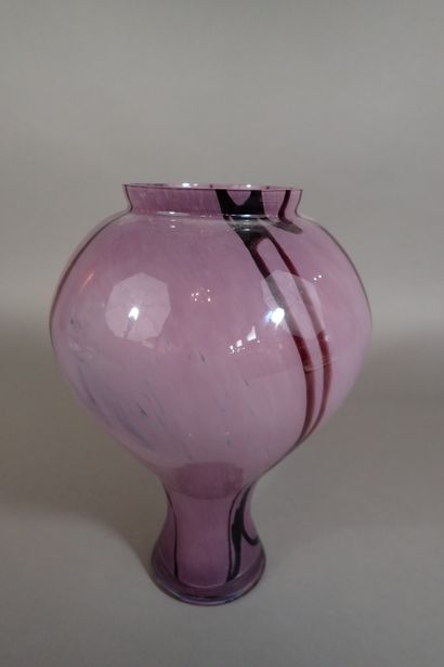 SIGNE (XXe siècle) Grand vase de forme balustre...
