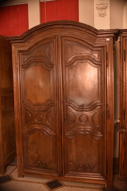 Armoire parisienne en noyer mouluré et sculpté,...