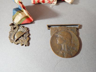 ***Ensemble comprenant : Médaille Française...