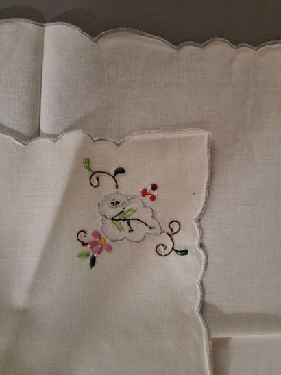 Paire de nappes et 23 serviettes en coton...
