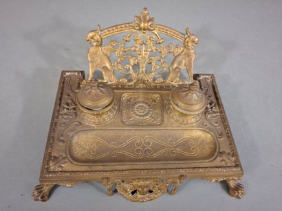 Ecritoire en laiton doré de style néo-Renaissance...