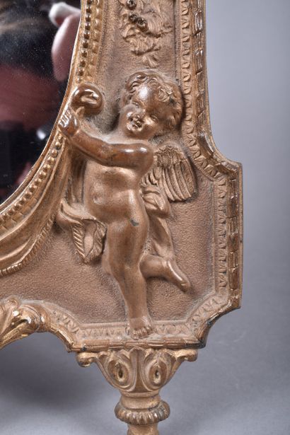 Petit miroir à poser en bronze moulé à patine...