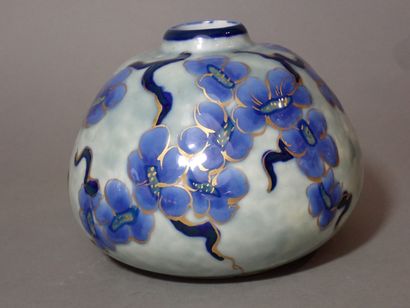 Camille THARAUD (1878-1956). Vase en porcelaine...