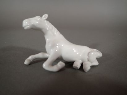 Paire de chevaux en porcelaine blanche, l'un...