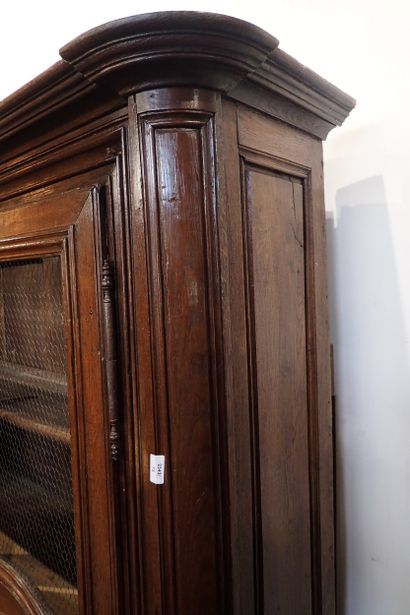 Bibliothèque en chêne mouluré et sculpté...