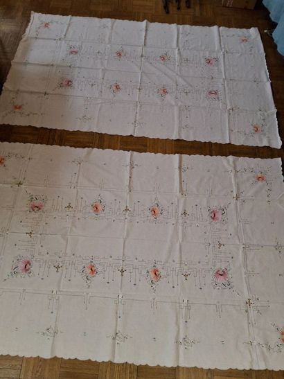 Paire de nappes et 23 serviettes en coton...