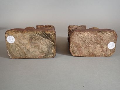 Chine, Xxe siècle. Deux lions de Fô en bois,...